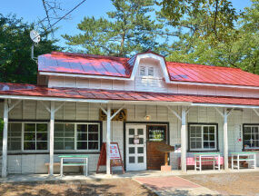 赤い屋根の喫茶店“駅舎”